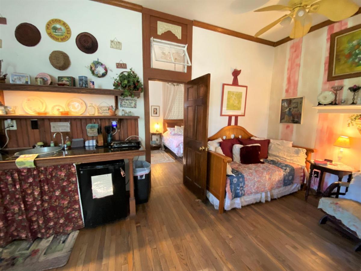 The Victorian Cottage At Creekside Camp & Cabins 마블폴스 외부 사진