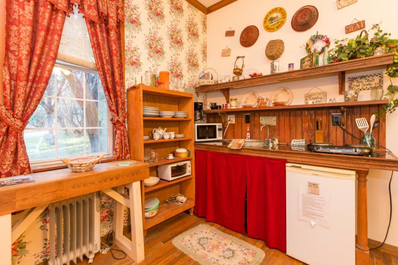 The Victorian Cottage At Creekside Camp & Cabins 마블폴스 외부 사진